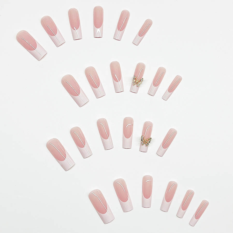 Elegantes Kunstnagelset mit Schmetterlingsakzenten Karnz