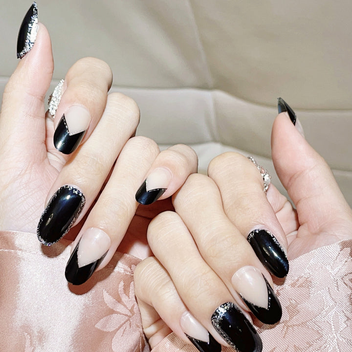 Künstlerisches Press-On-Nageldesign mit geometrischen Mustern