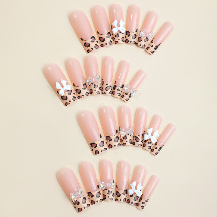 Dekoratives Press-On-Nagelset mit schickem Tierdruck und Edelsteinakzenten Karnz