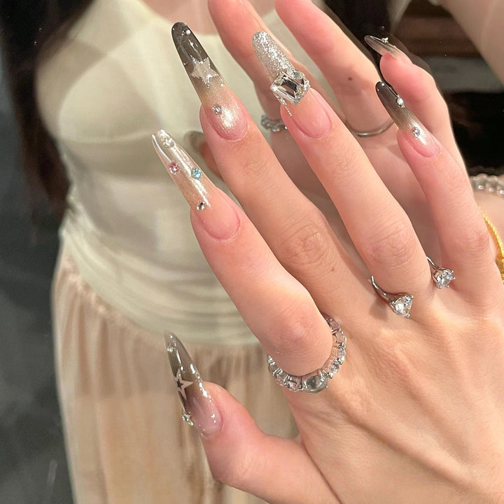 Glamouröse Kunstnägel mit Funkelnden Strass- und Sternendesigns Karnz