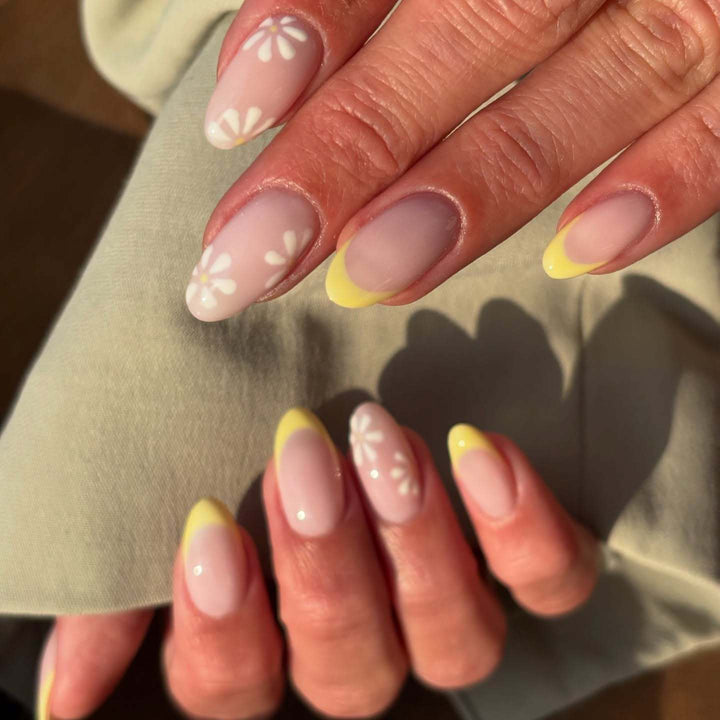 Elegante florale Nagelkunst