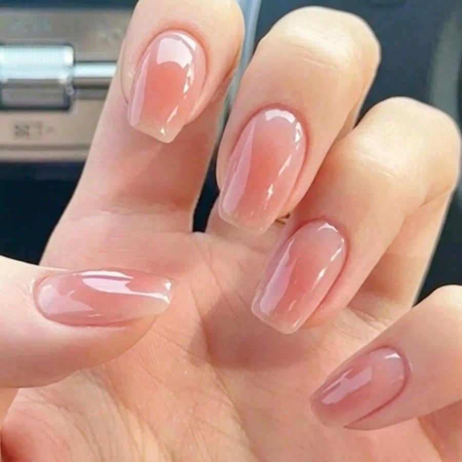 Kunstnagelset mit elegantem Hochglanz und natürlichem Finish Karnz