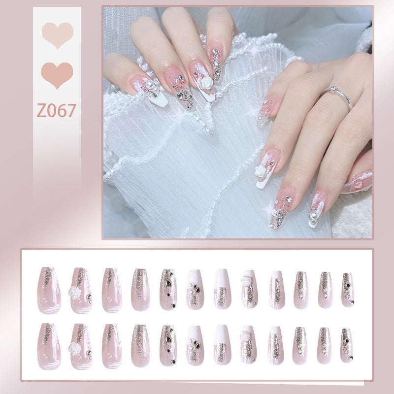 Kunstnagelset mit eleganten Glitzerverzierungen und schimmernden Akzenten Karnz