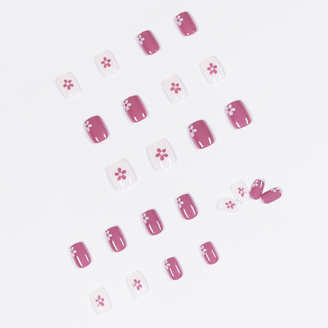 Kunstvolle Nagelkunst mit Blumenelementen Karnz