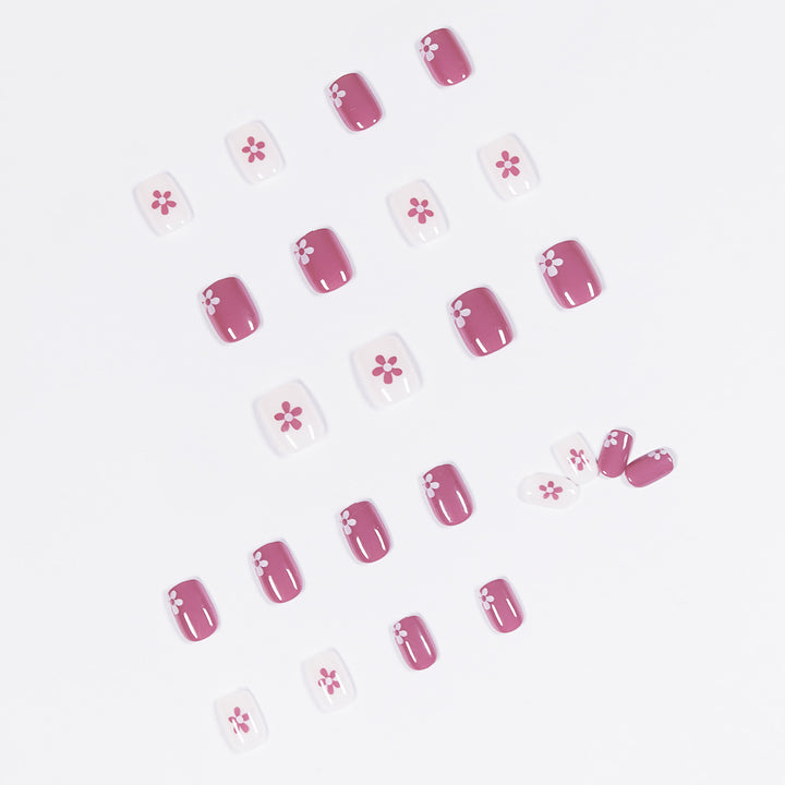 Kunstvolle Nagelkunst mit Blumenelementen Karnz
