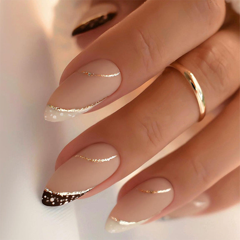 Stylisches Stiletto Press-on Nagelkunstset mit goldenen Akzenten Karnz