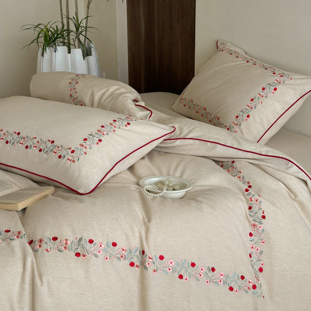 Hochwertiges Baumwoll-Leinen Bettwäsche-Set mit feiner Blumenstickerei und Paspelrand