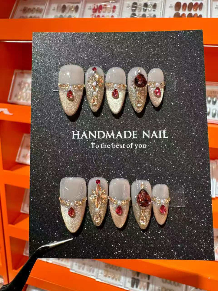 Handgefertigtes dekoratives Press-On-Nagelset mit Edelsteinen und gestapelten Akzenten