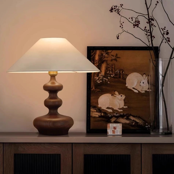 Elegante Tischlampe mit skulpturaler Basis