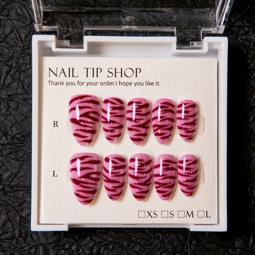 Künstlerische Press-On-Nagelspitzen mit Tigerstreifen