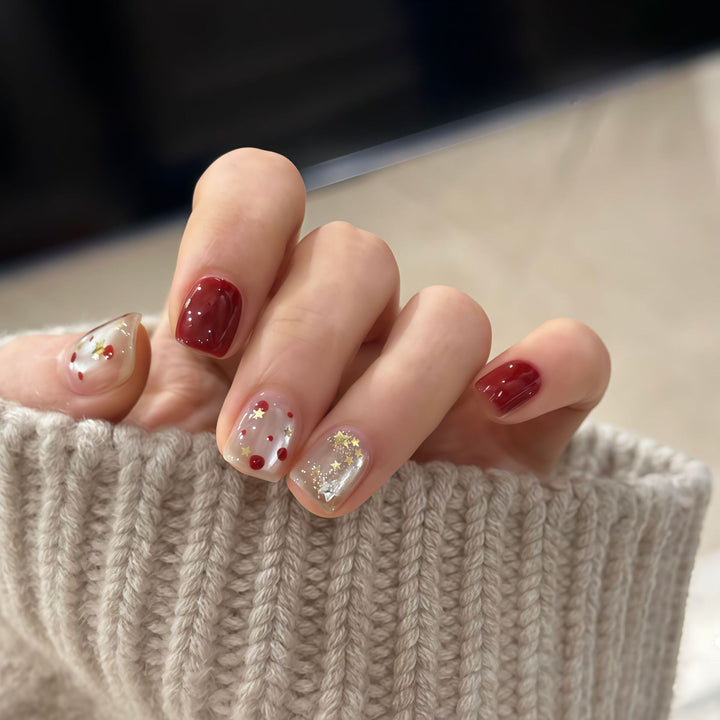 Kunstnagelset mit Funkelnden Glitzerdetails und Kreativen Motiven Karnz