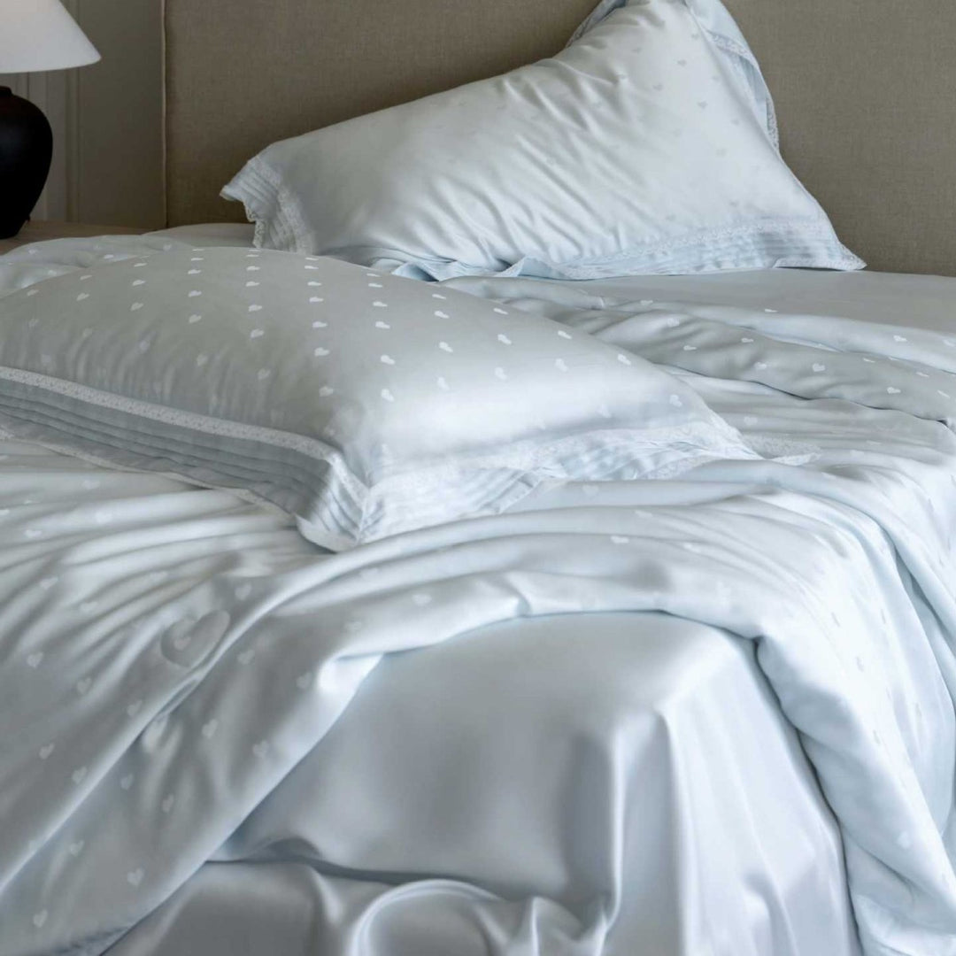 Luxuriöses Satin-Bettwäsche-Set mit Spitzenrand und Herzmotiv