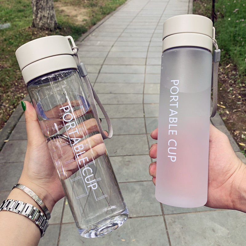 Damen tragbare Wasserflasche mit praktischem Reinigungssystem Karnz