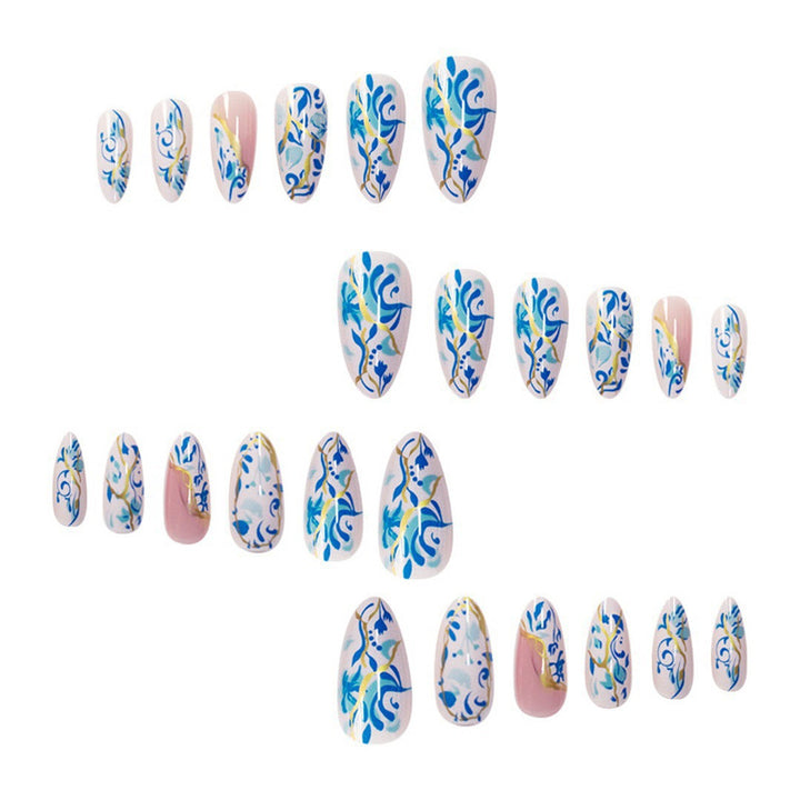 Künstlerisches florales Press-On-Nageldesign mit goldenen Akzenten Karnz