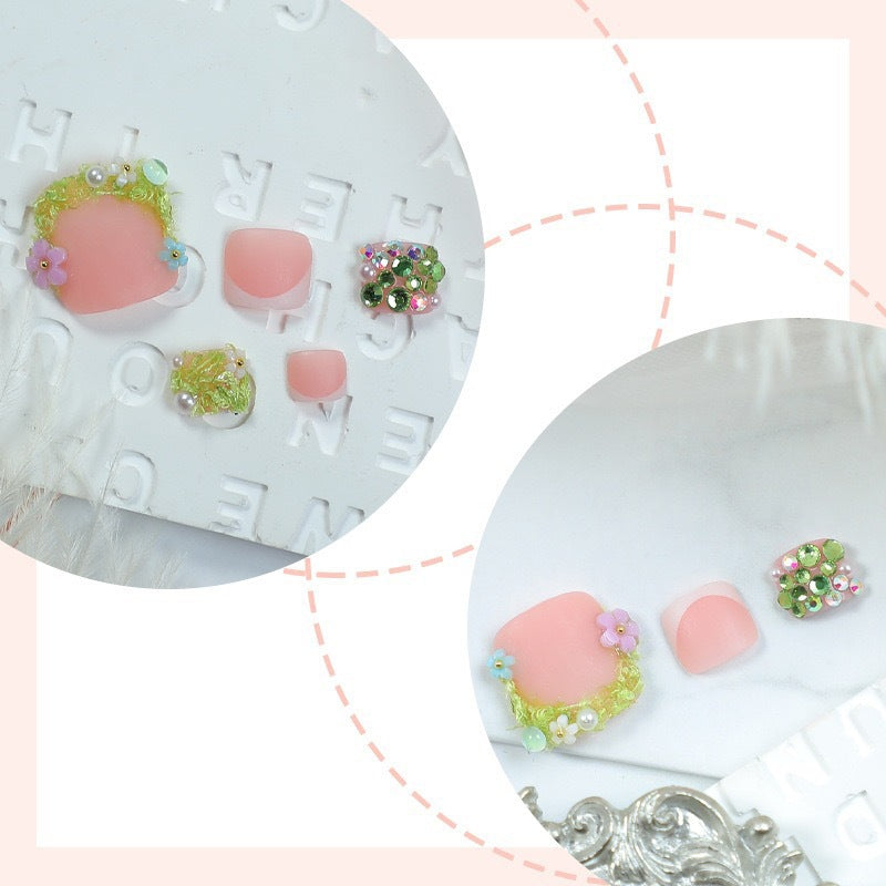 Kunstnagelset mit floralen 3D-Details und Glitzerverzierungen Karnz