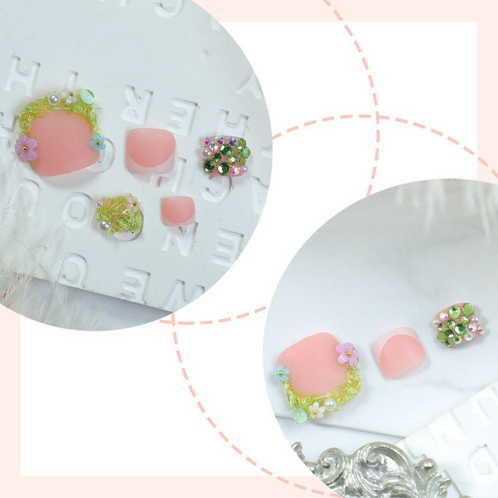 Kunstnagelset mit floralen 3D-Details und Glitzerverzierungen Karnz