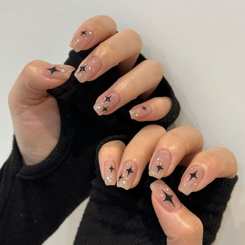 Kunstvolle Nagelverlängerungen mit Glitzer- und Sternenmuster Karnz