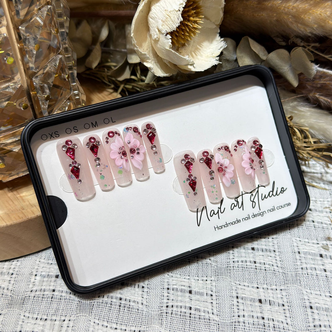 Blumenmotiv Press-On Nagelset mit Edelsteinakzenten Karnz
