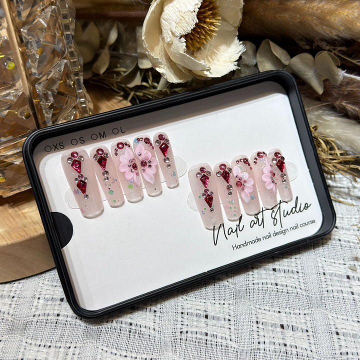 Blumenmotiv Press-On Nagelset mit Edelsteinakzenten Karnz