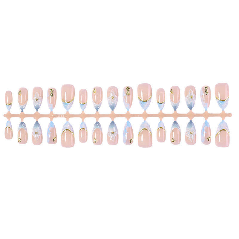 Kreatives Nagelset mit eleganten Goldverzierungen Karnz