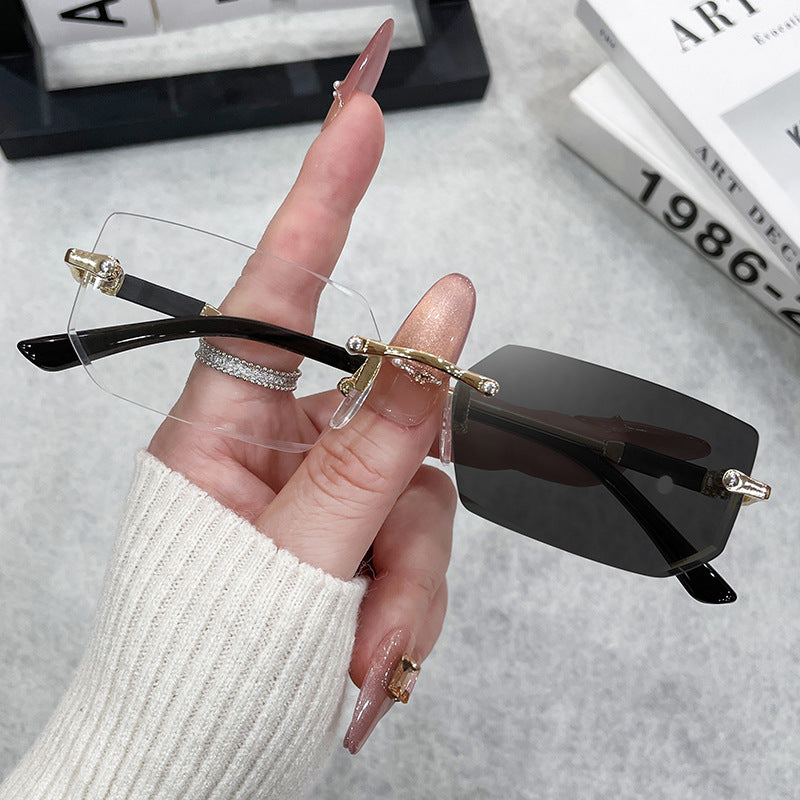Damen stilvolle Designer-Brille mit multifunktionalen Gläsern Karnz