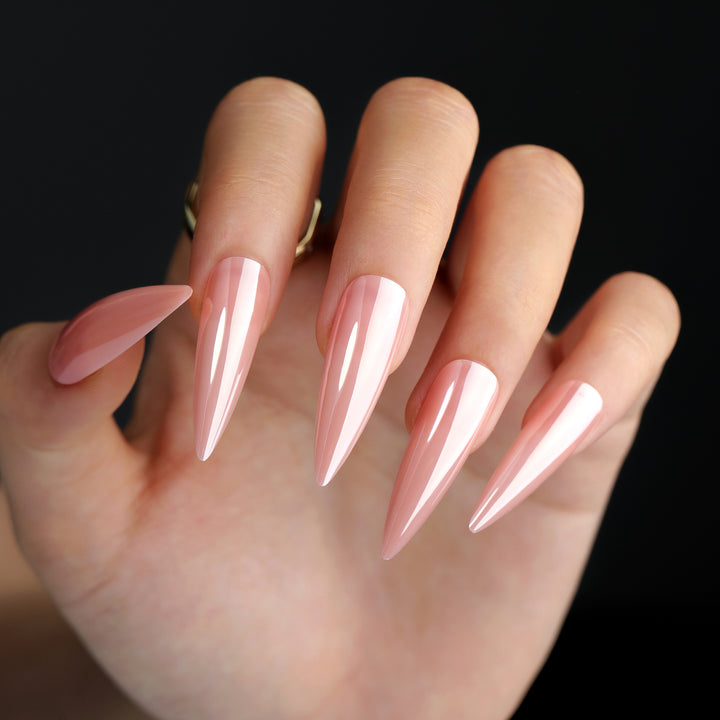 Kunstvolle Stiletto-Nägel mit Hochglanz-Finish Karnz