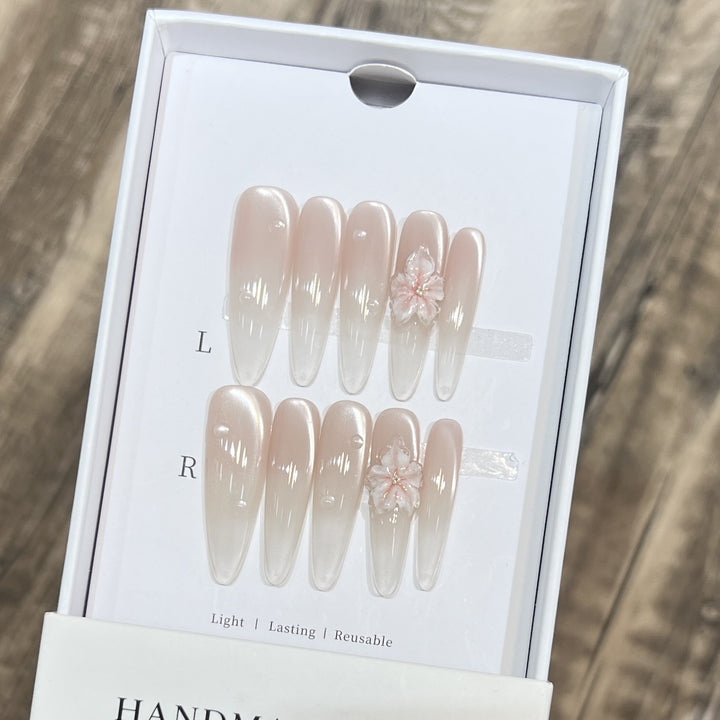 Elegante Stiletto-Nagelverlängerungen mit floralen Akzenten Karnz