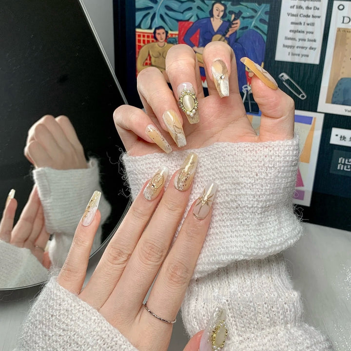 Elegantes Press-On-Nagelkunst-Set mit goldenen Folienakzenten