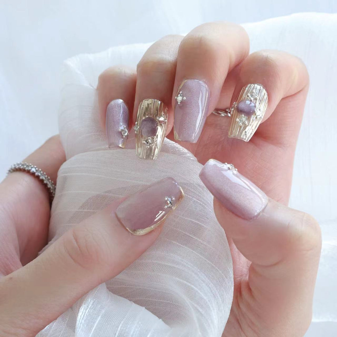 Elegantes Druck-Nagel-Set mit dekorativen Perlenakzenten