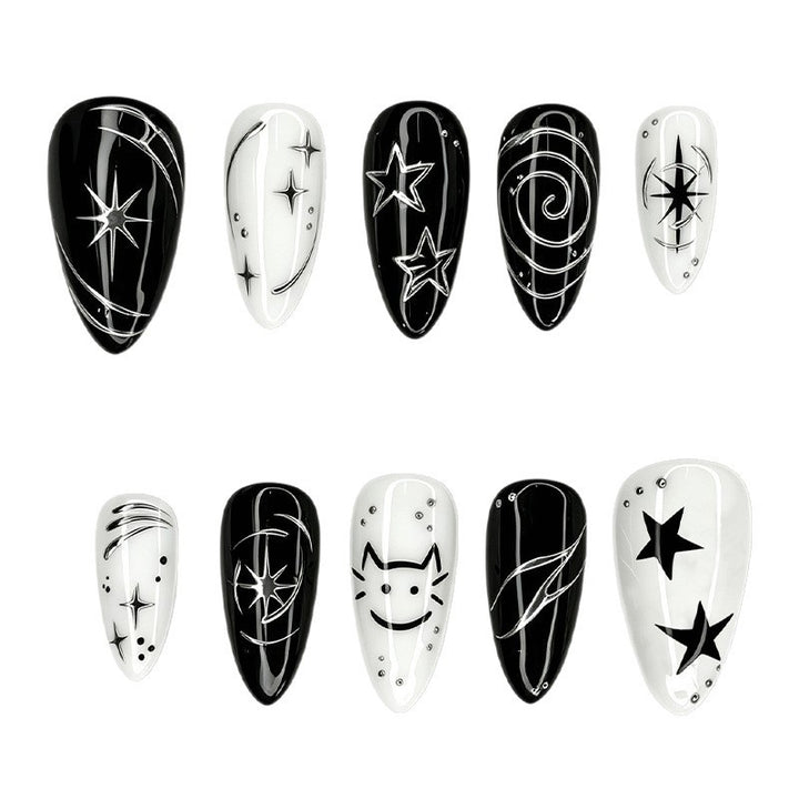 Kunstnagelset mit kreativen star-motiven und glitzernden Akzenten Karnz