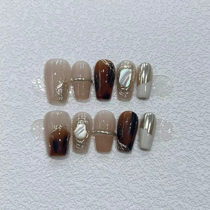 Elegantes Nagelkunstset mit einzigartigen Marmor- und Metallicelementen Karnz