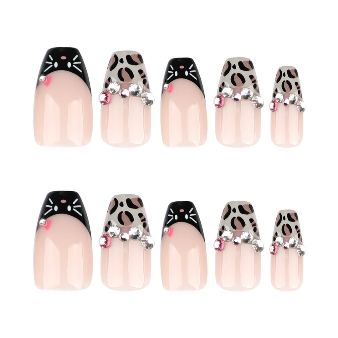Kunstvolle Nailart mit Glamourösen 3D-Verzierungen Karnz