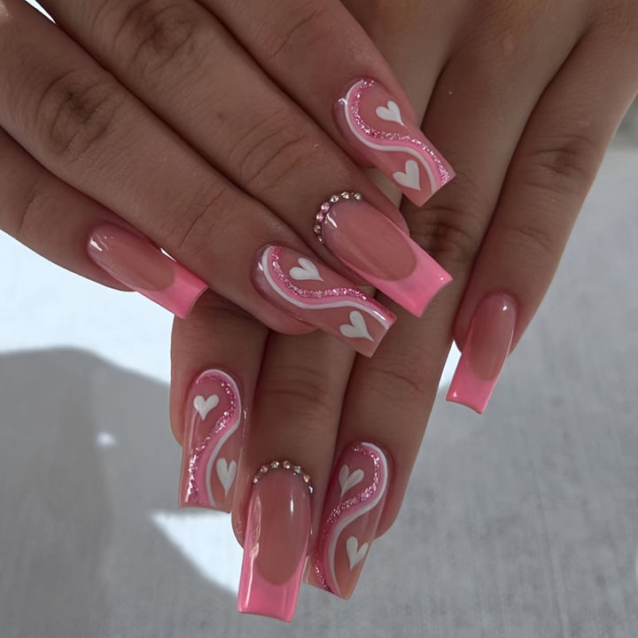 Kunstnagelset mit romantischen Herzmotiven und glamurösen Akzenten Karnz