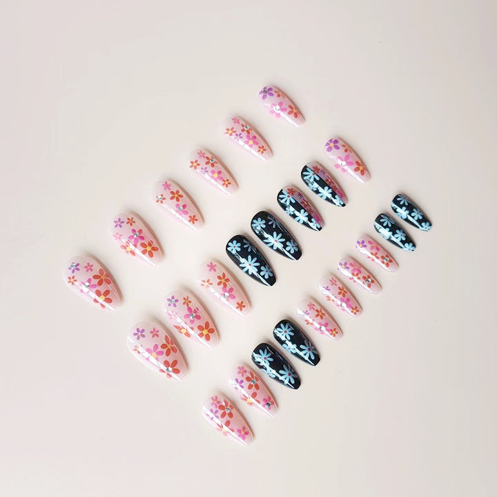 Kunstnagelset mit blumigen 3D-Verzierungen und Glitzer-Akzenten Karnz