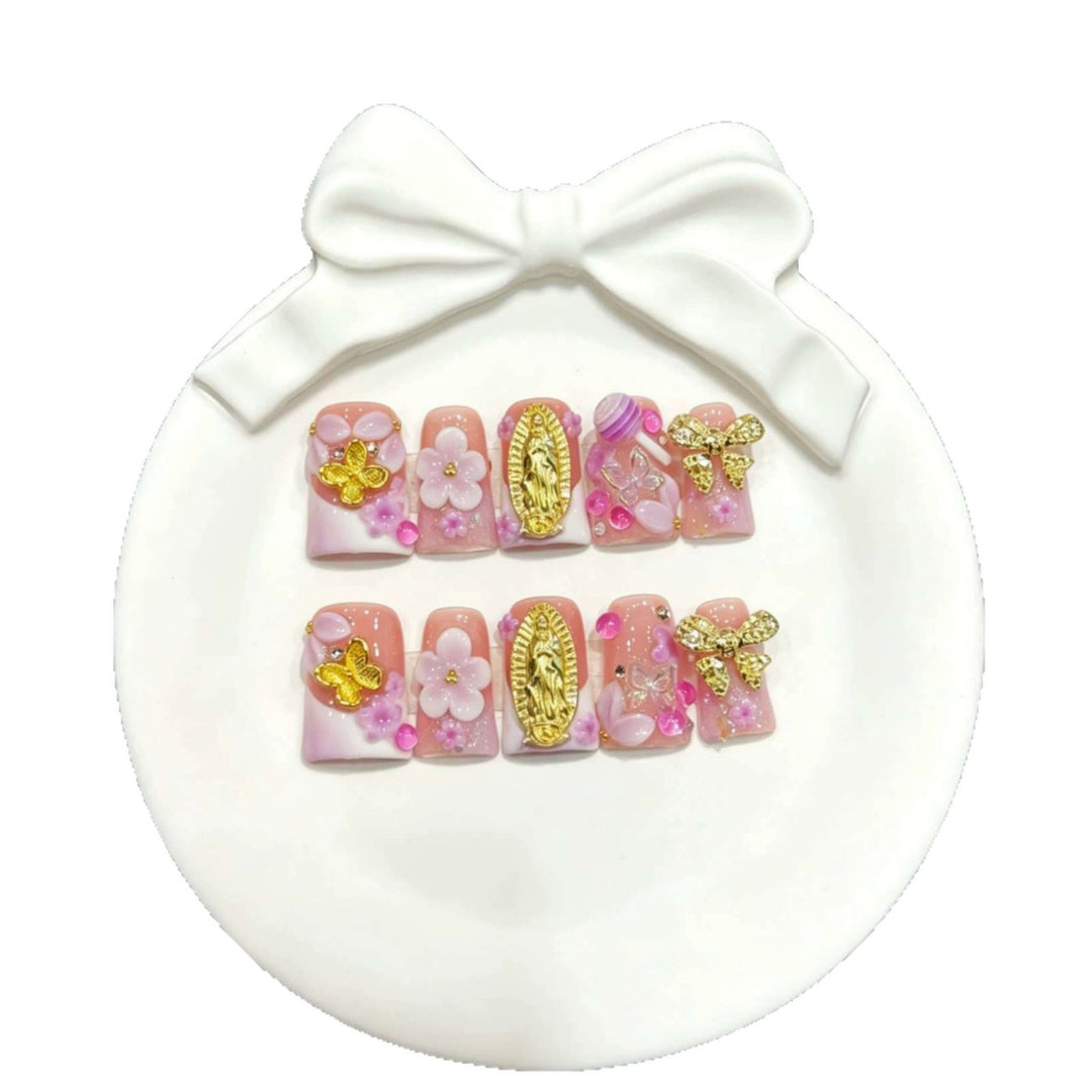 Dekoratives Press-On Nagelkunst-Set mit floralen und Schmetterlingsakzenten