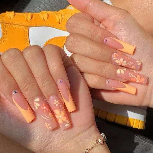 Kunstnagelset mit floralen Acrylverzierungen Karnz