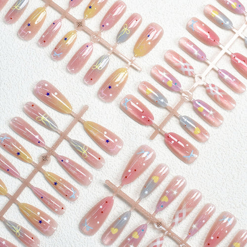 Bunt gemustertes Press-On Nagelkunst Set Karnz