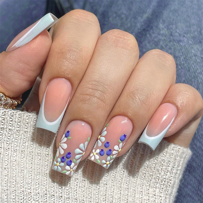 Dekoratives Press-On Nagelset mit floralen und glänzenden Akzenten Karnz