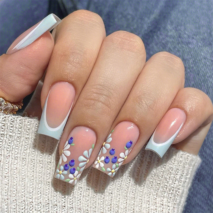 Dekoratives Press-On Nagelset mit floralen und glänzenden Akzenten Karnz