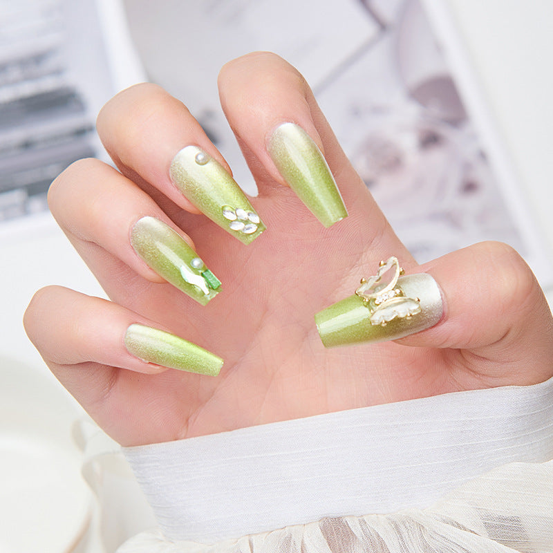 Kunstnägel mit Schmetterlingsakzenten und Glitzerdetails Karnz