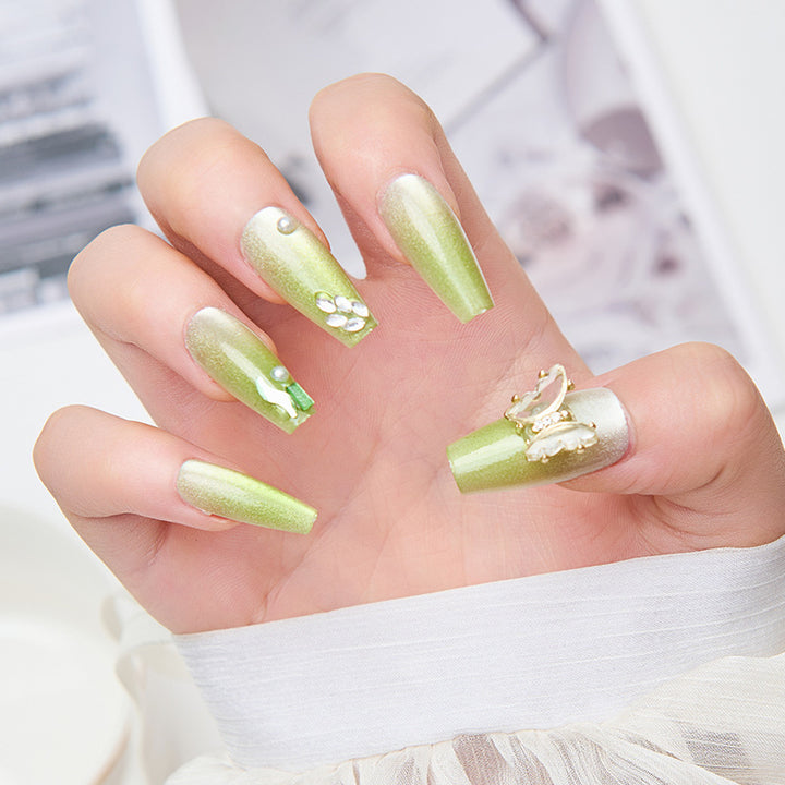 Kunstnägel mit Schmetterlingsakzenten und Glitzerdetails Karnz