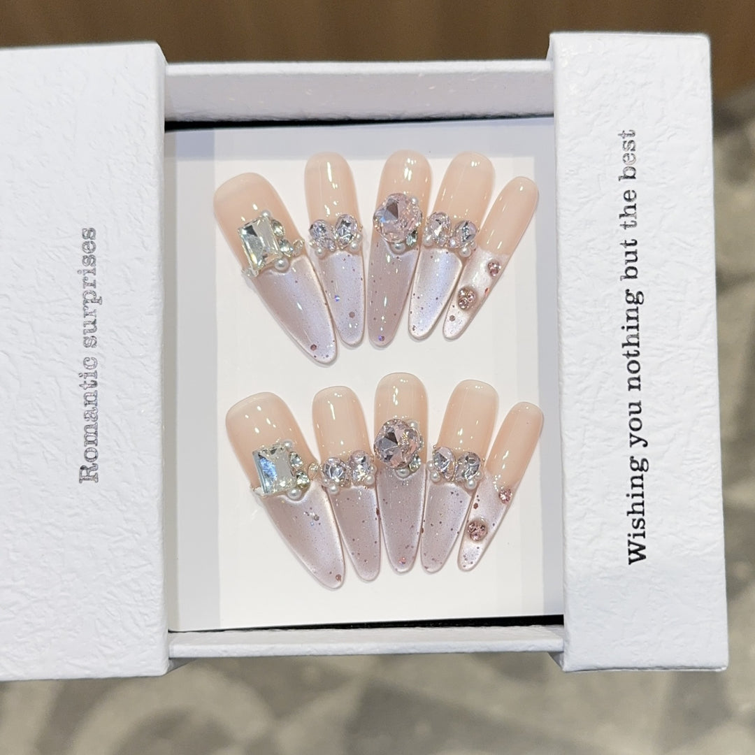 Romantische Kunstnägel mit Glitzerschmuck Karnz