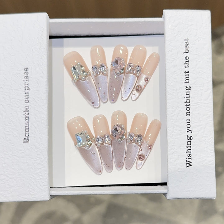 Romantische Kunstnägel mit Glitzerschmuck Karnz