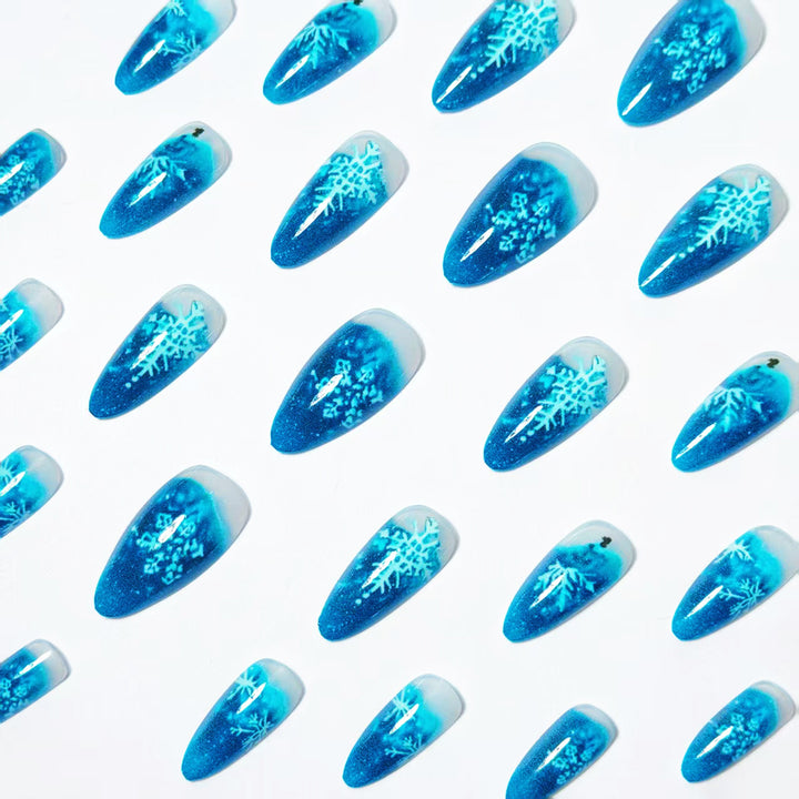 Klares Nageldesign mit Glitzer und Schneeflocken-Motiv Karnz