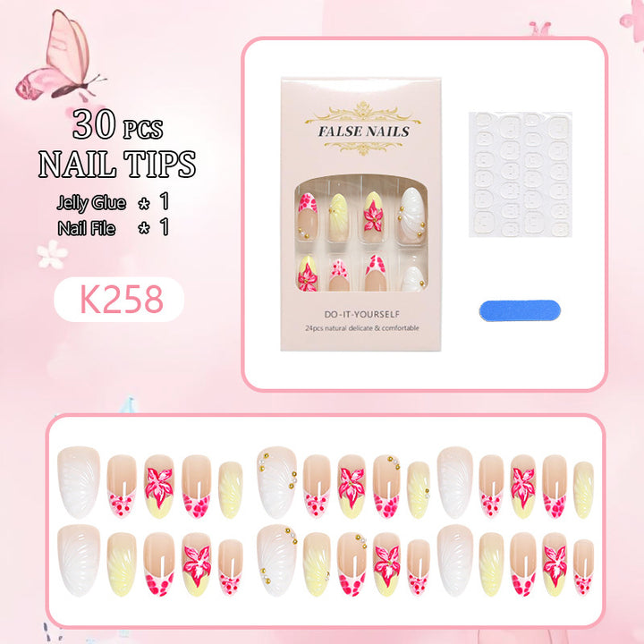 Kunstnagelset mit floralen Motiven und eleganten Verzierungen Karnz