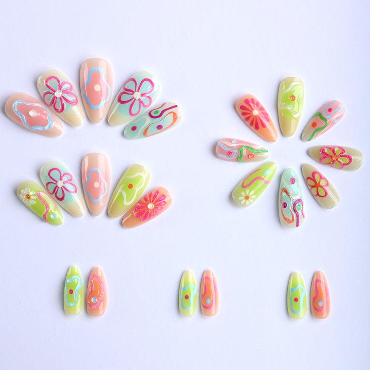 Kunstfingernägel Im Kreativen Blüten- und Foliendesign Karnz