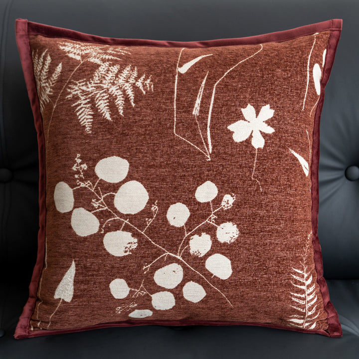 Dekoratives Kissen mit floralen Mustern