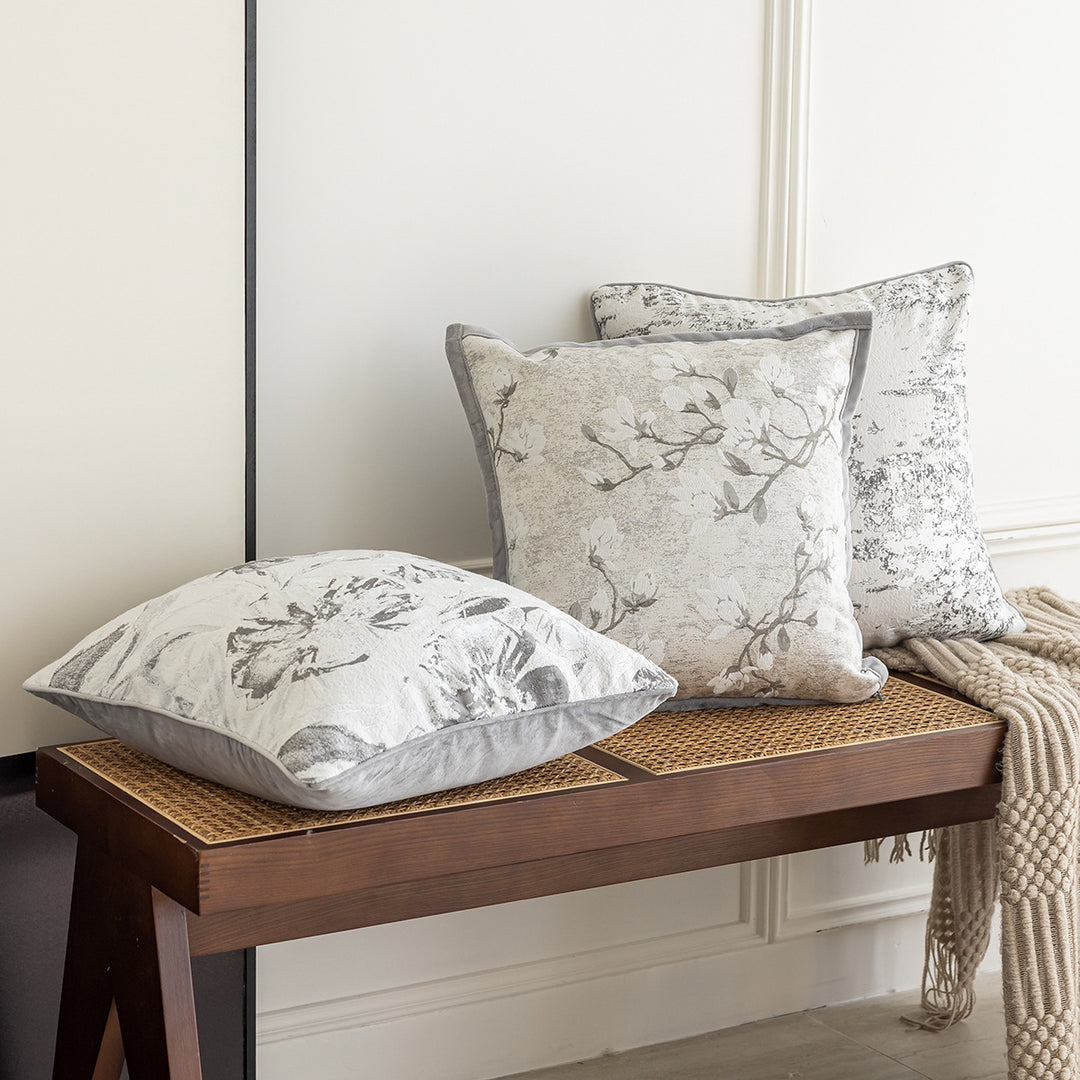 Dekoratives Kissen mit floralen Motiven