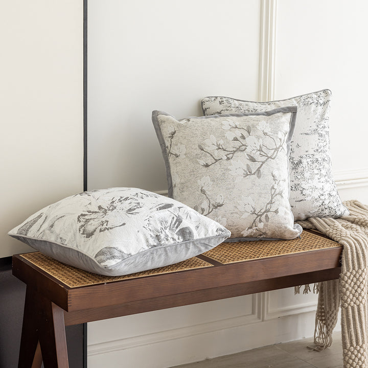 Dekoratives Kissen mit floralen Motiven