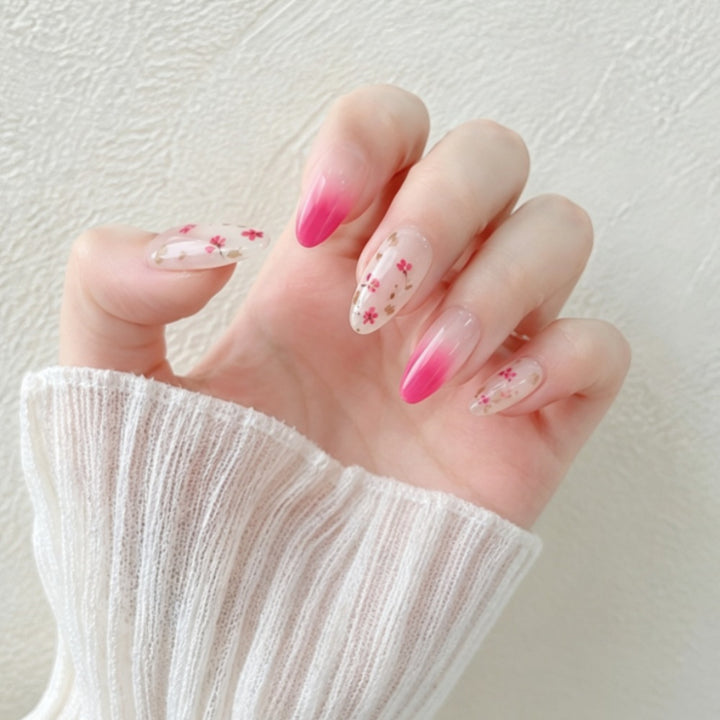 Kunstnägel mit Zartem Blüten- und Ombre-Effekt Karnz